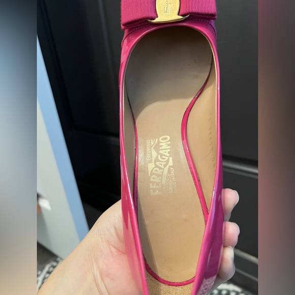 Salvatorre Ferragamo | Vara Bow Patent Leather Pumps | size 8 | Hot pink - Picture 4 of 9
